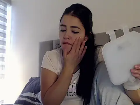 Aleska  Bell online show from December 5, 8:32 pm