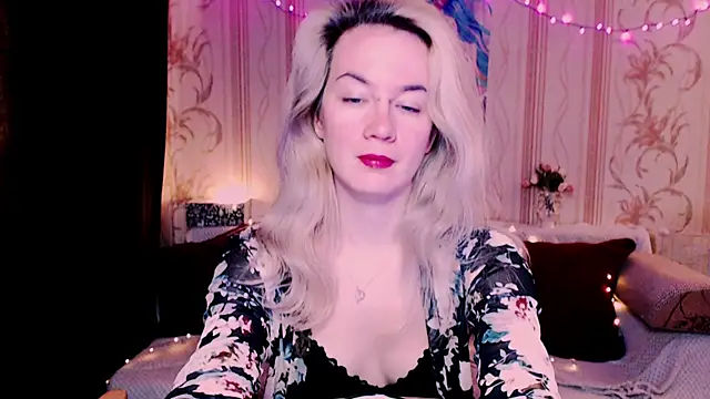 xxxcharismaaa online show from April 15, 3:51 am