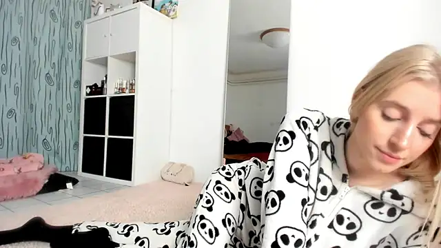 KenzieDawton online show from October 27, 4:30 am