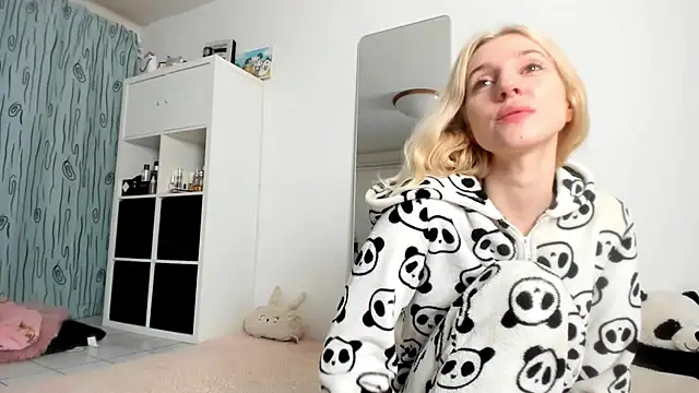 KenzieDawton online show from October 9, 6:06 am