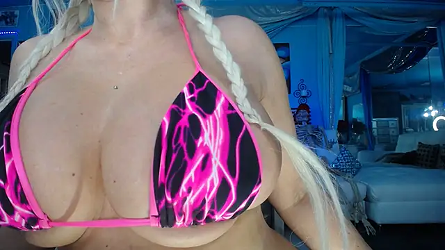 ADRIANNA FOX online show from December 17, 8:51 am