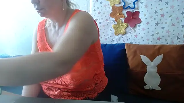 QueenLana online show from April 20, 7:00 am