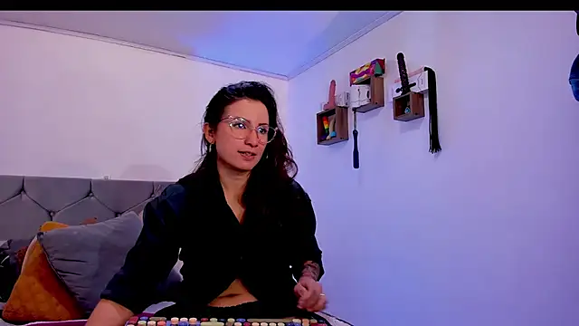 vanessabrown  online show from December 4, 9:48 pm