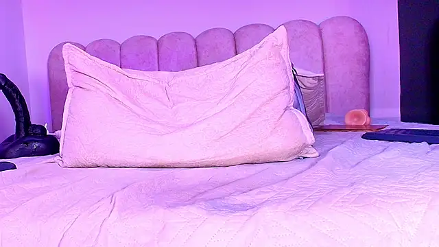 sofi decker online show from January 6, 5:38 pm