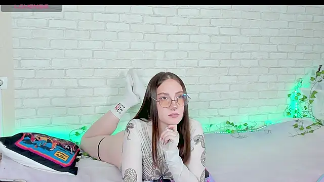 LinaKenny online show from December 2, 2:30 pm