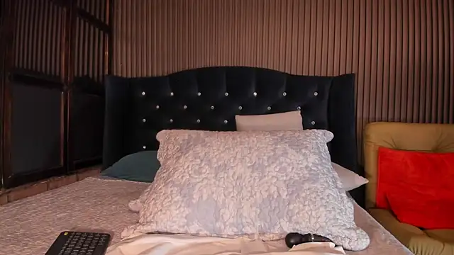 JuliaDawson  online show from April 16, 1:39 am