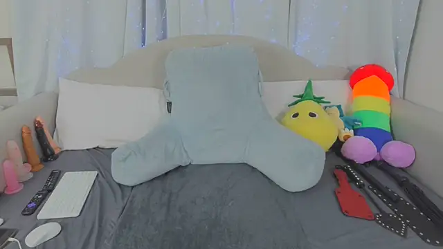 MeghanXO online show from April 19, 6:10 pm