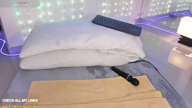 ohyesly  online show from September 10, 1:44 pm