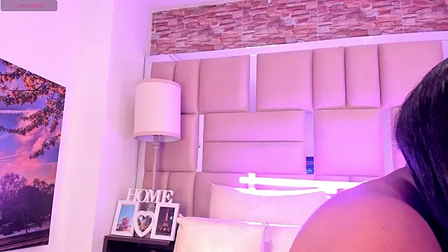 ShaniaBrownn online show from December 20, 8:46 pm