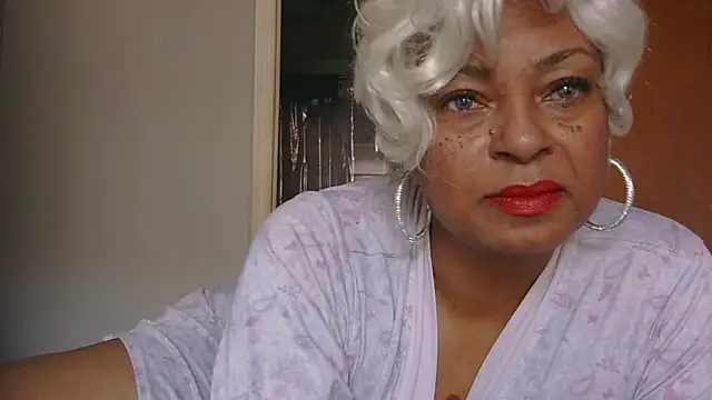 MSweetLindaParks online show from October 5, 4:23 pm