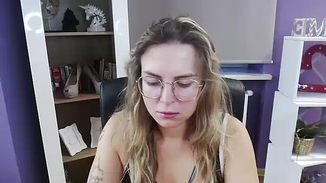 Snapshot of Zoey_Erotic chatting on September 18, 4:33 am Zoey Erotic online show from September 18, 4:33 am