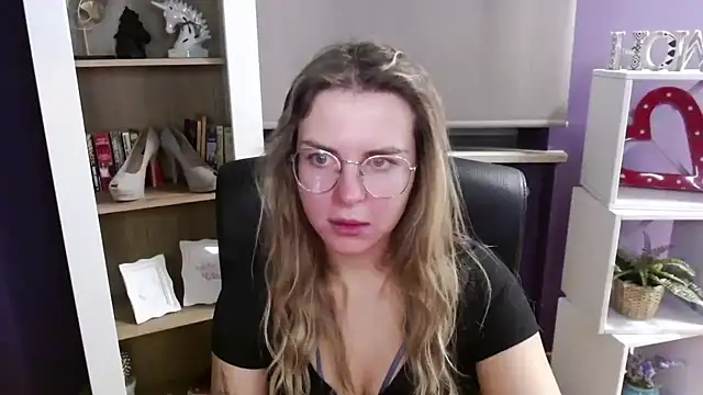 Snapshot of Zoey_Erotic chatting on October 13, 4:37 am Zoey Erotic online show from October 13, 4:37 am