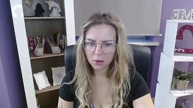 Snapshot of Zoey_Erotic chatting on September 24, 4:44 am Zoey Erotic online show from September 24, 4:44 am
