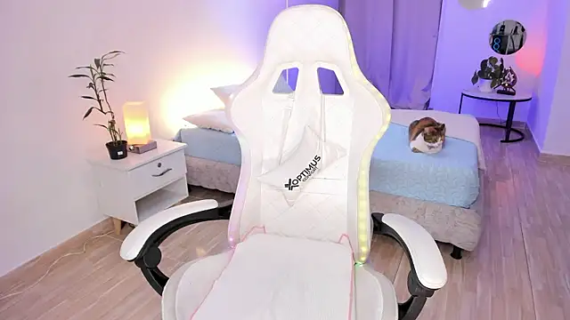 carleee winter online show from February 12, 2:57 am