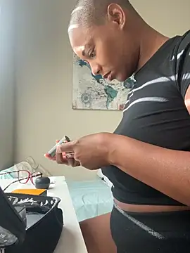 Snapshot of HoneyDripHer chatting on October 13, 1:25 pm HoneyDripHer online show from October 13, 1:25 pm