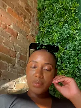 Snapshot of HoneyDripHer chatting on October 1, 9:20 pm HoneyDripHer online show from October 1, 9:20 pm