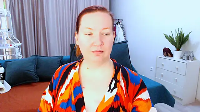 Snapshot of GoddessLara chatting on October 17, 3:32 am GoddessLara online show from October 17, 3:32 am
