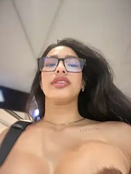 DulceLenns online show from March 5, 8:04 pm