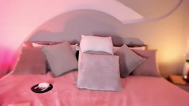 Nicolle W online show from October 1, 12:10 pm