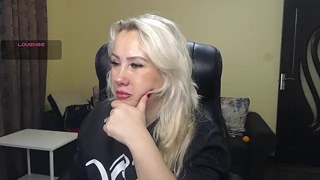 KandyHellenx online show from January 9, 6:18 am