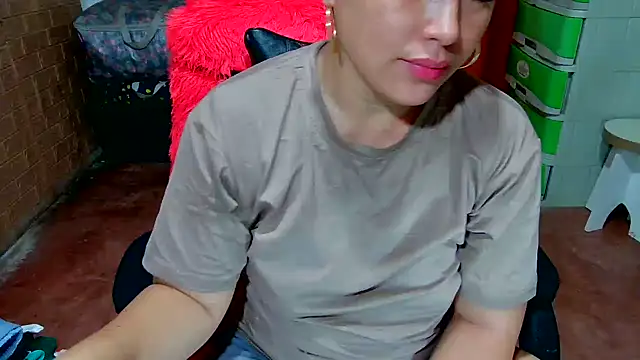 Ugly Filipina online show from October 31, 7:40 pm