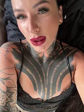 Snapshot of InkedBiitch chatting on September 10, 8:14 am InkedBiitch online show from September 10, 8:14 am