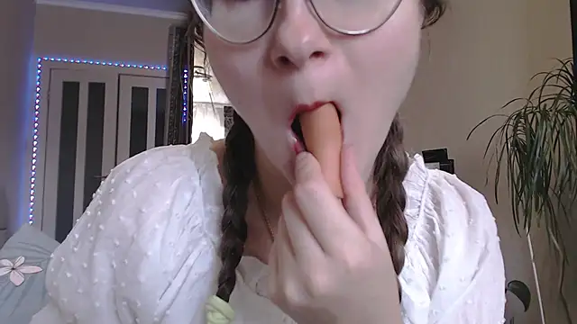 KiraGoldens online show from September 26, 7:06 am