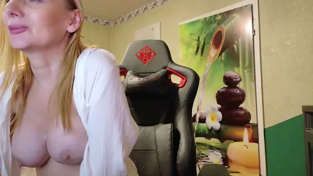 HotLana69 online show from October 5, 9:20 pm