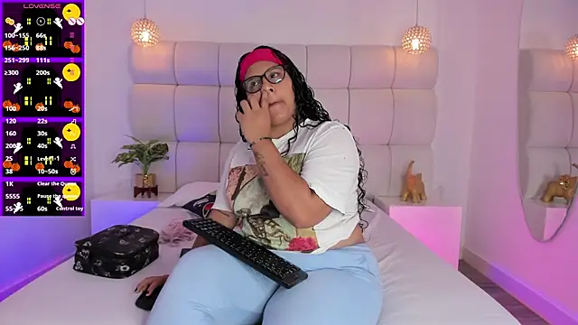 DanielleEvans  online show from October 15, 11:35 am