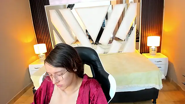 Linda4Petite online show from February 8, 6:33 pm