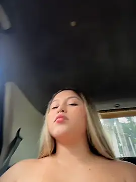 lunablossom  online show from June 5, 8:59 pm