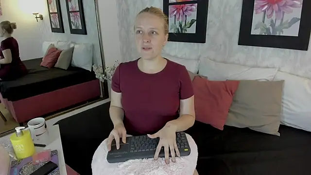 EmilySumer online show from October 2, 11:10 pm