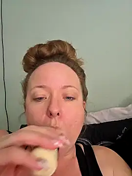 julimonroe online show from April 11, 7:39 pm