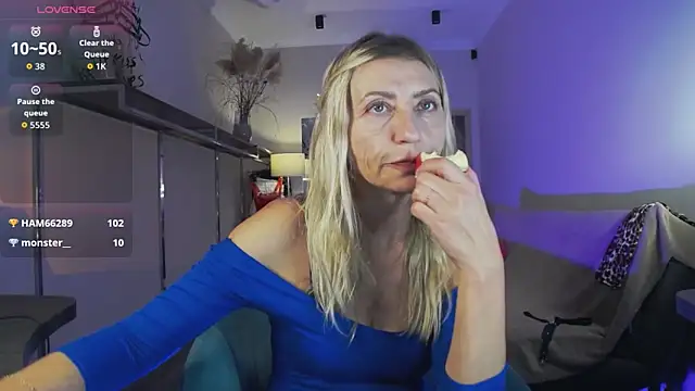 ZoeGrant online show from November 7, 9:09 pm