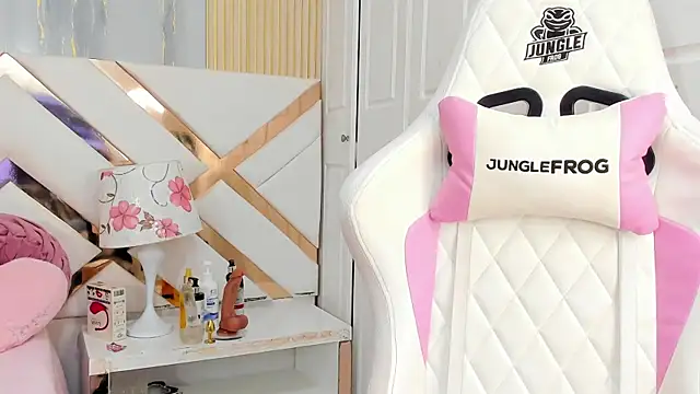 GianinaLewis online show from April 18, 3:03 pm