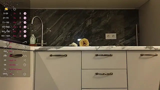 Alice Wonders online show from October 4, 7:07 pm