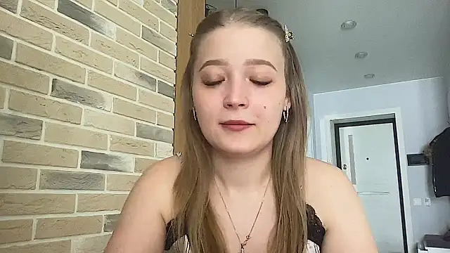 CharmingSarah online show from March 10, 10:30 am