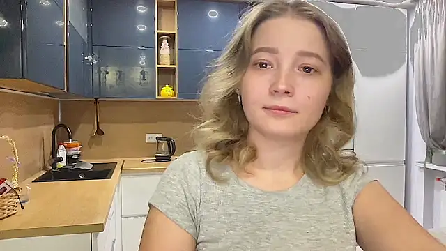 CharmingSarah online show from September 27, 3:30 pm