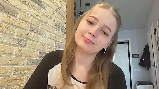 CharmingSarah online show from April 17, 1:46 pm