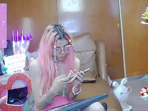 Snapshot of Skinygirl chatting on October 15, 12:13 am Skinygirl online show from October 15, 12:13 am