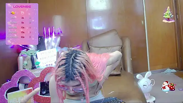 Snapshot of Skinygirl chatting on October 1, 12:59 am Skinygirl online show from October 1, 12:59 am