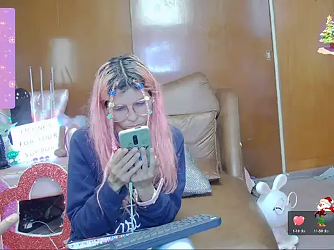 Snapshot of Skinygirl chatting on October 19, 2:02 am Skinygirl online show from October 19, 2:02 am