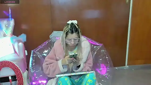 Skinygirl online show from March 17, 12:14 am