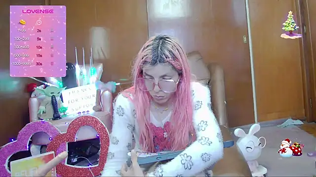 Snapshot of Skinygirl chatting on October 2, 12:59 am Skinygirl online show from October 2, 12:59 am
