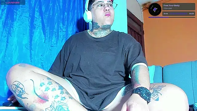 Snapshot of Techno_420_ chatting on October 21, 12:36 am Techno 420 online show from October 21, 12:36 am