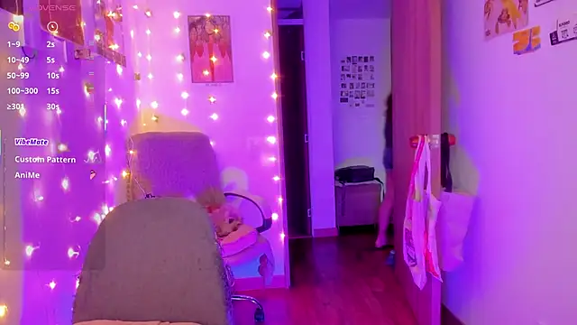 Snapshot of linda_giggle chatting on October 5, 10:48 pm linda giggle online show from October 5, 10:48 pm