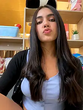 Snapshot of DaphneUwu chatting on October 14, 12:35 am DaphneUwu online show from October 14, 12:35 am