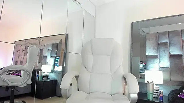 Snapshot of zinnia_mosley chatting on October 8, 11:47 am zinnia mosley online show from October 8, 11:47 am