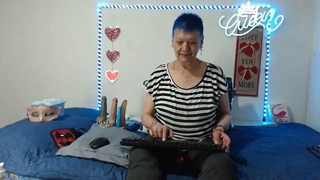 Snapshot of loquitaqueen011 chatting on September 8, 10:09 pm loquitaqueen011 online show from September 8, 10:09 pm