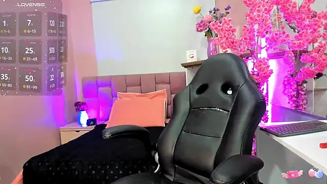 mia thompsonn  online show from October 2, 4:01 pm